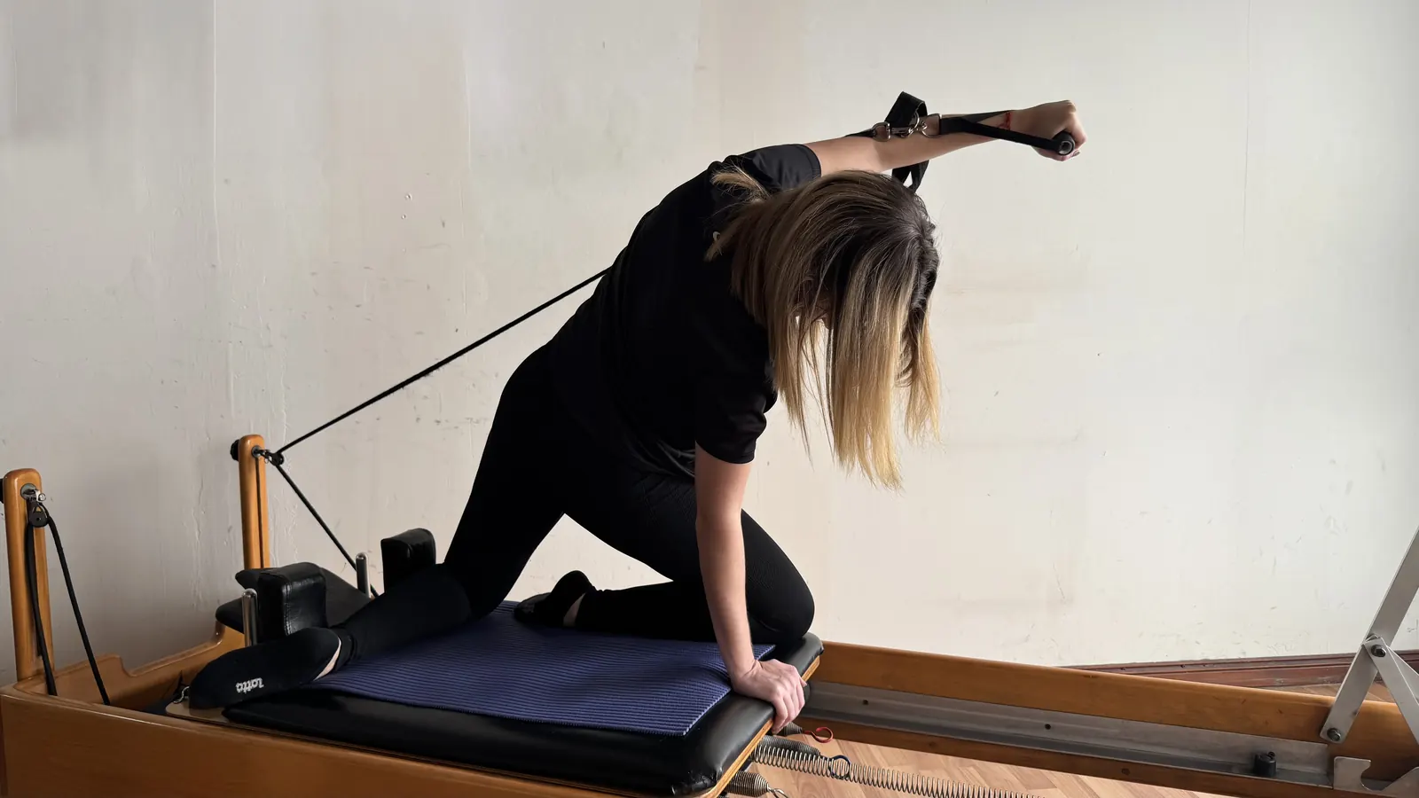 Alumna trabajando en el reformer en Pilates Gravity