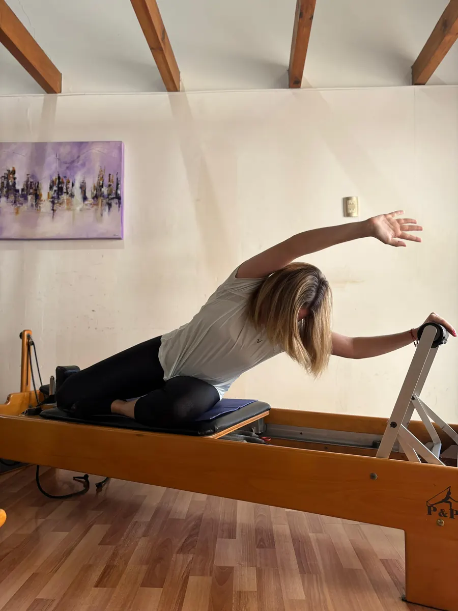 Estiramiento lateral en el reformer